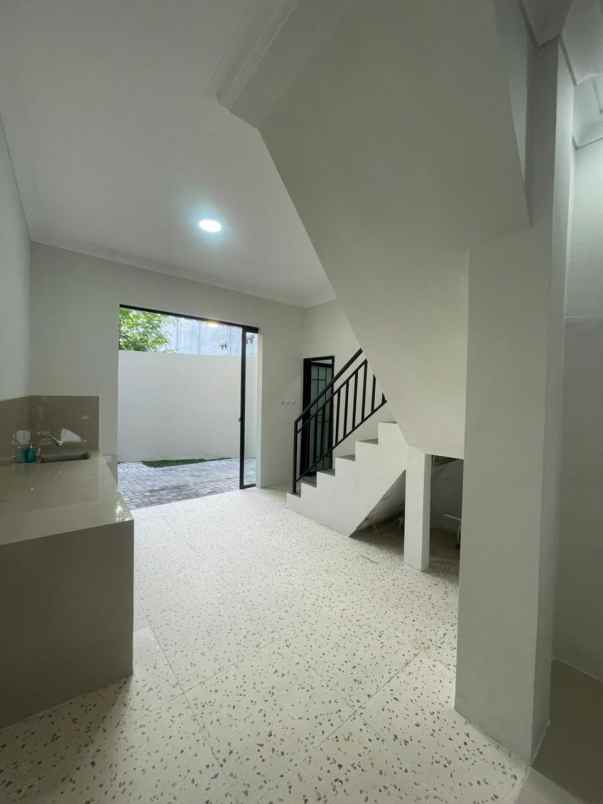 dijual rumah kampus isi