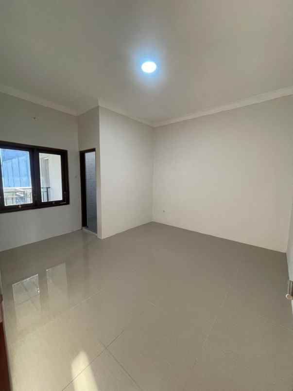 dijual rumah kampus isi