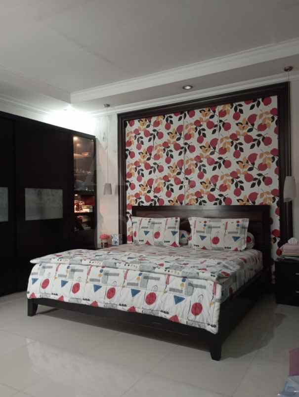 dijual rumah kayu putih