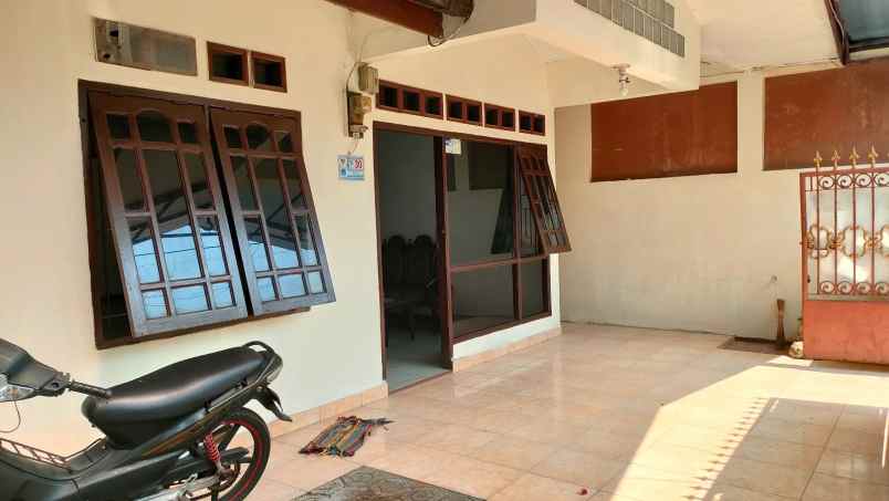 dijual rumah kelapa dua wetan