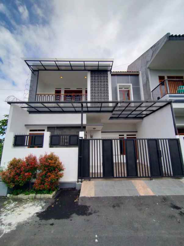 dijual rumah komplek antabaru