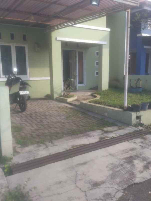 dijual rumah komplek grand pinus