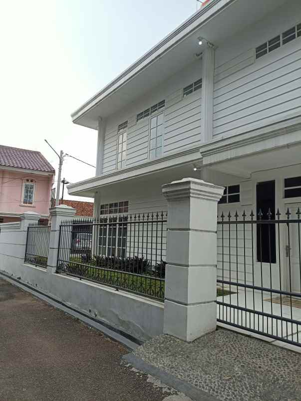 dijual rumah komplek guruminda