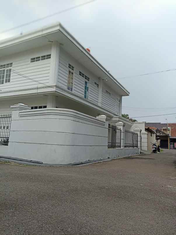 dijual rumah komplek guruminda