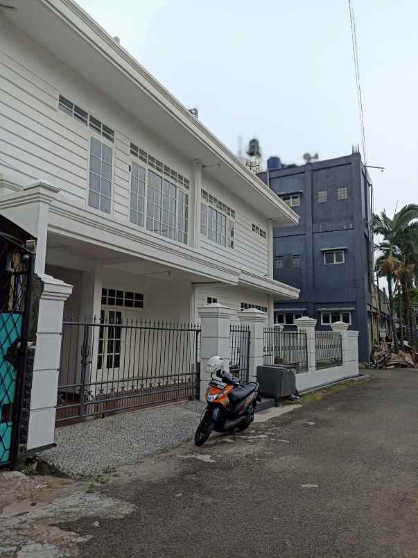 dijual rumah komplek guruminda