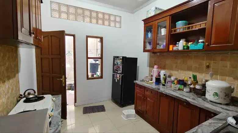 dijual rumah komplek perumkar dki