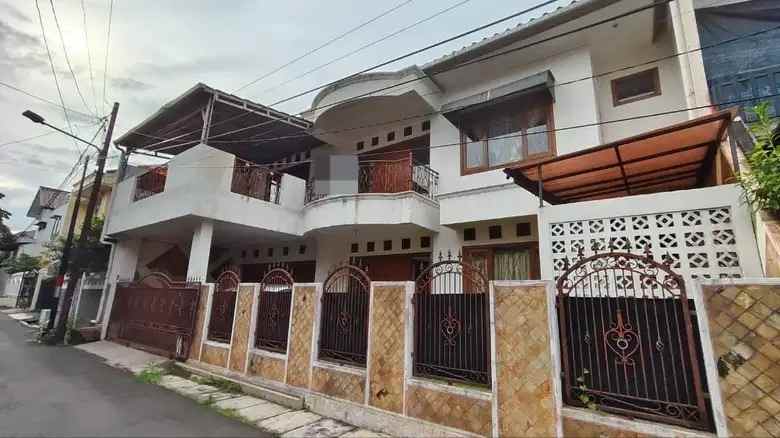 dijual rumah komplek perumkar dki