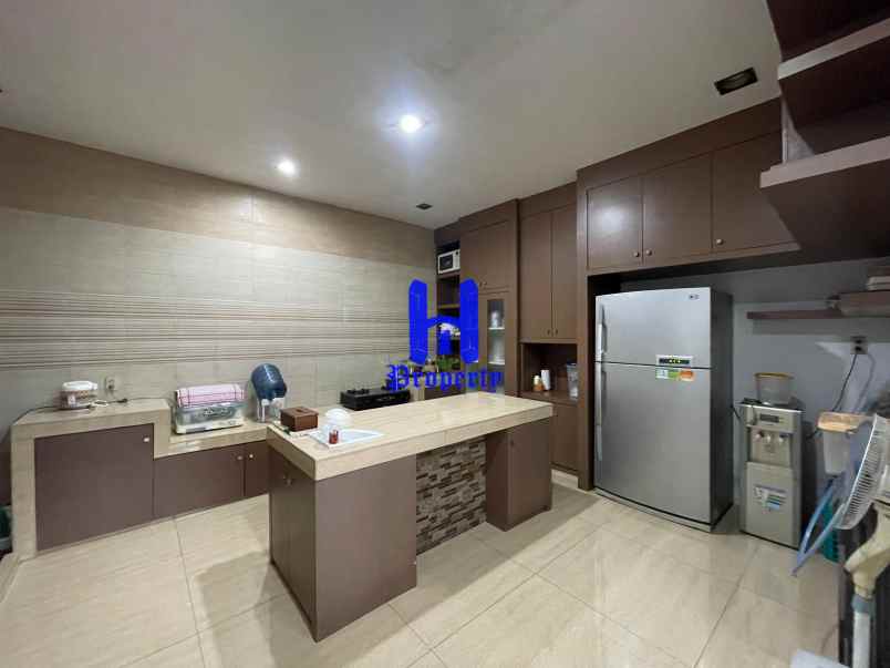 dijual rumah komplek royal sumatera