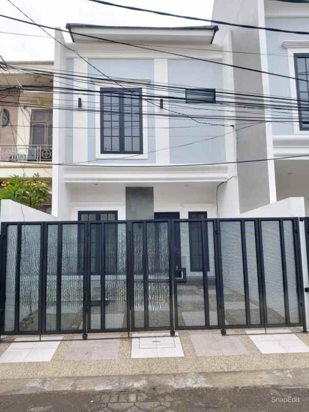 dijual rumah manyar