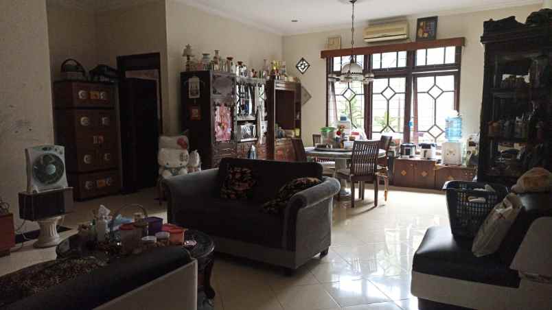 dijual rumah manyar indah