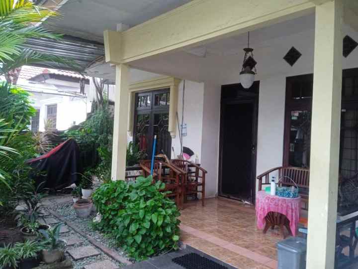 dijual rumah manyar indah