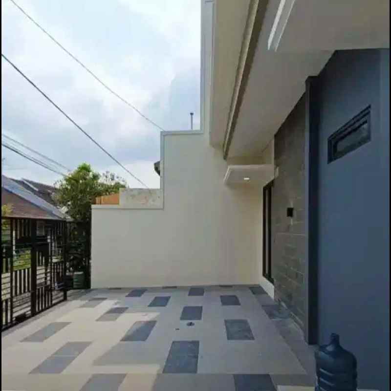 dijual rumah manyar rejo