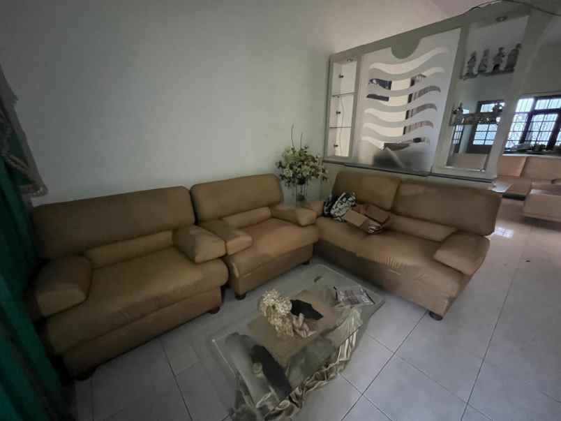 dijual rumah manyar tirtoyoso