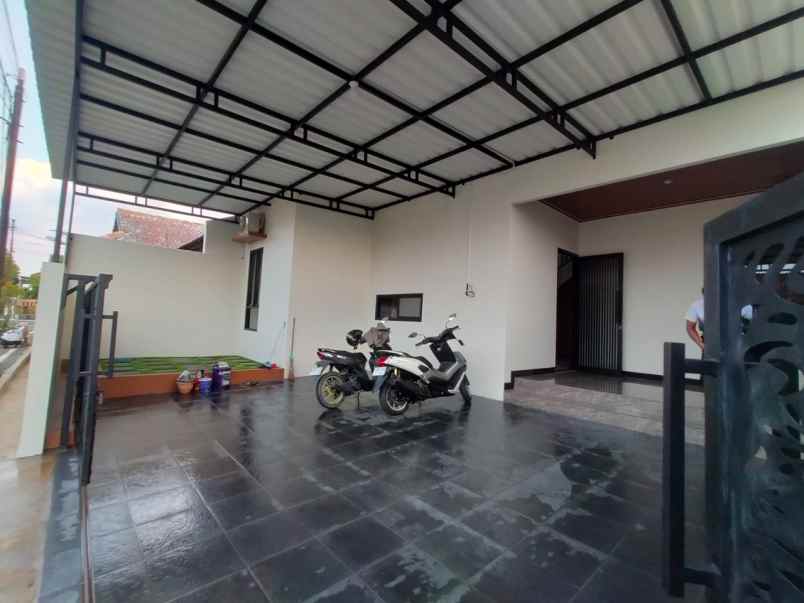 dijual rumah manyaran