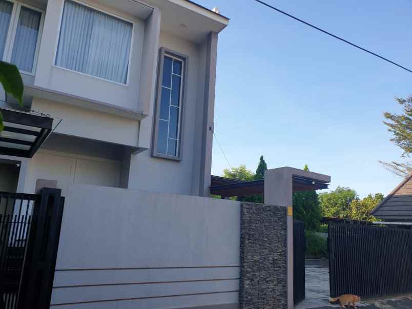 dijual rumah mewah siap huni