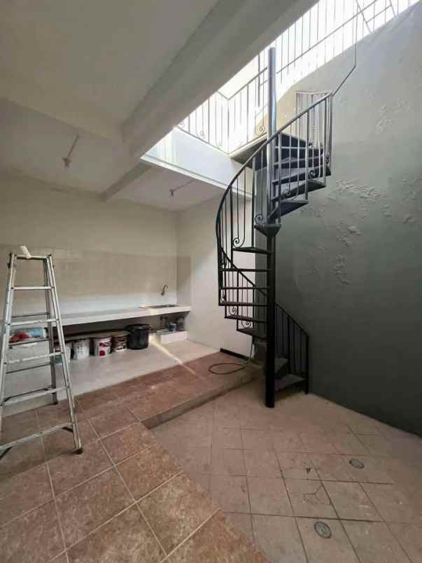 dijual rumah mojo gubeng
