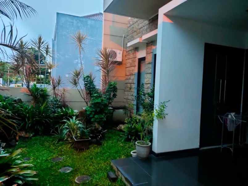 dijual rumah pakuwon city