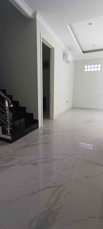 dijual rumah pakuwon city