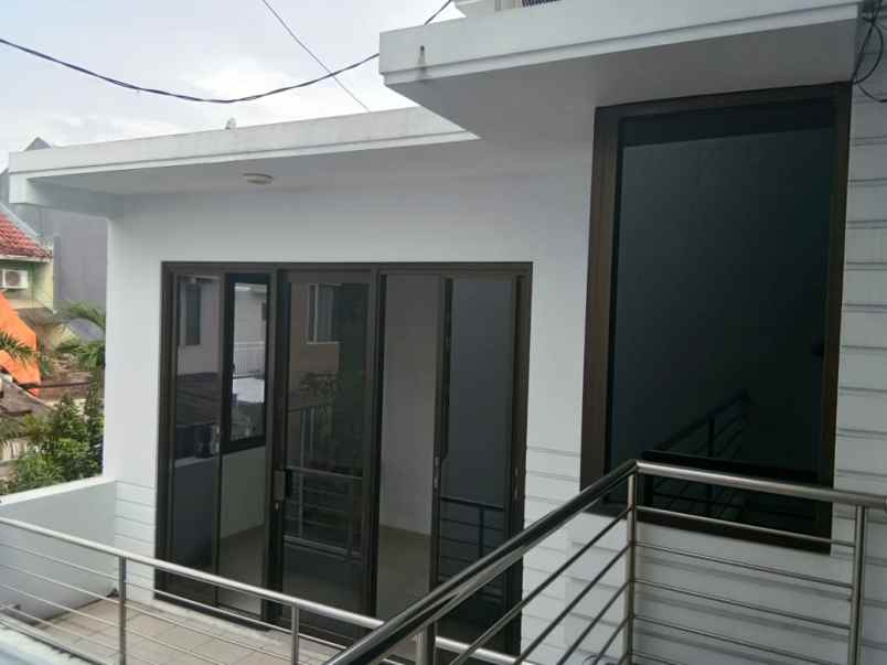 dijual rumah pakuwon city