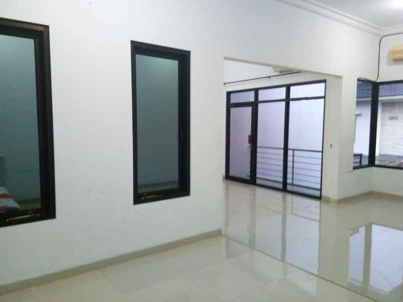 dijual rumah pakuwon city