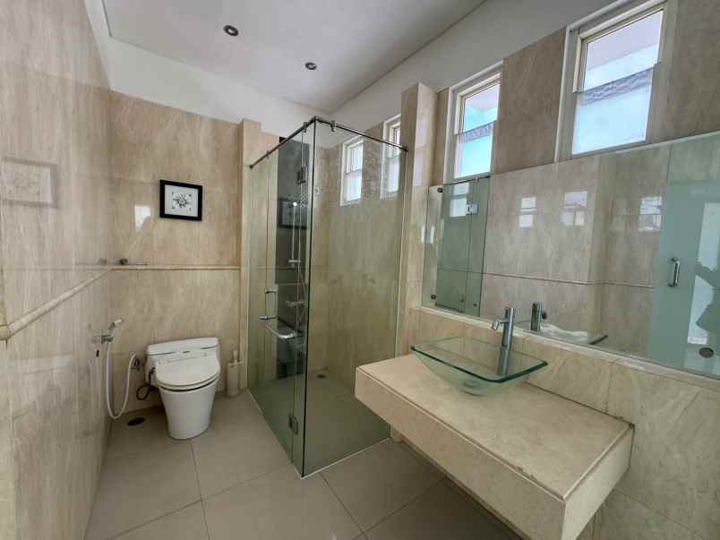 dijual rumah pakuwon city