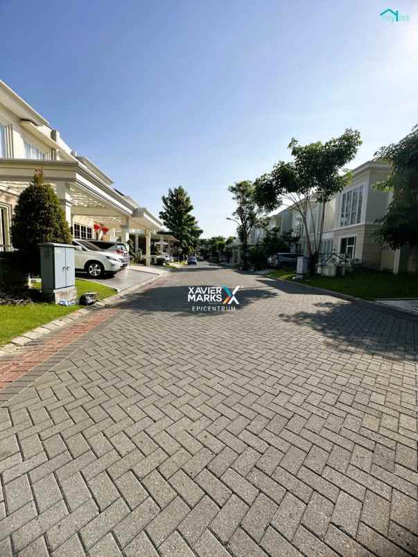 dijual rumah pakuwon city