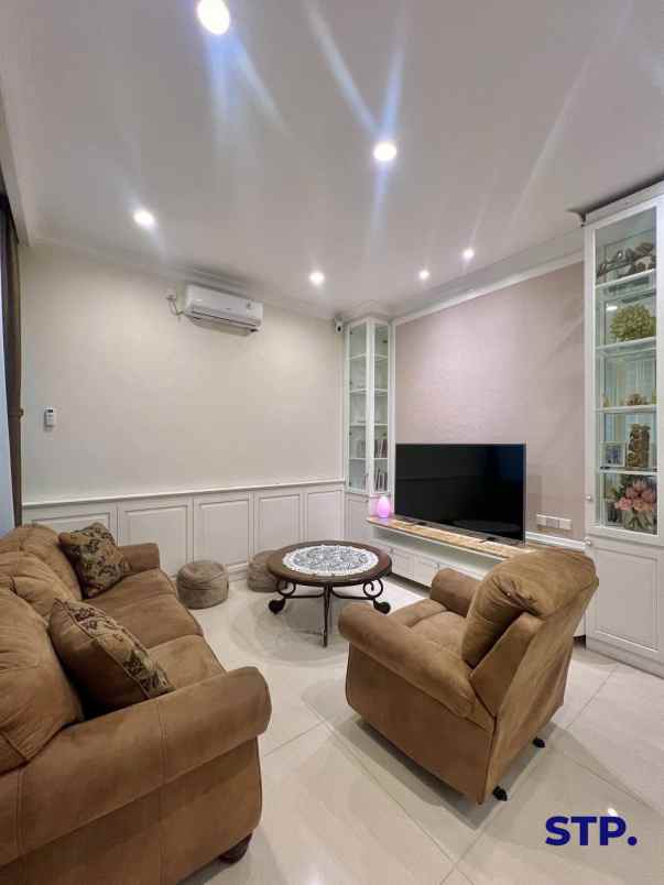 dijual rumah pakuwon city