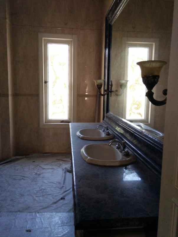 dijual rumah pakuwon city laguna