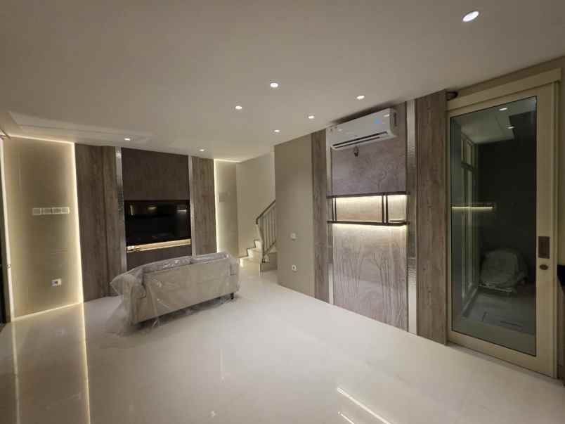 dijual rumah pakuwon city suvadiva
