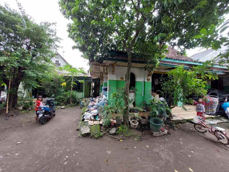 dijual rumah pasar kliwon pinggir jalan