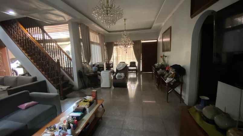 dijual rumah patal senayan