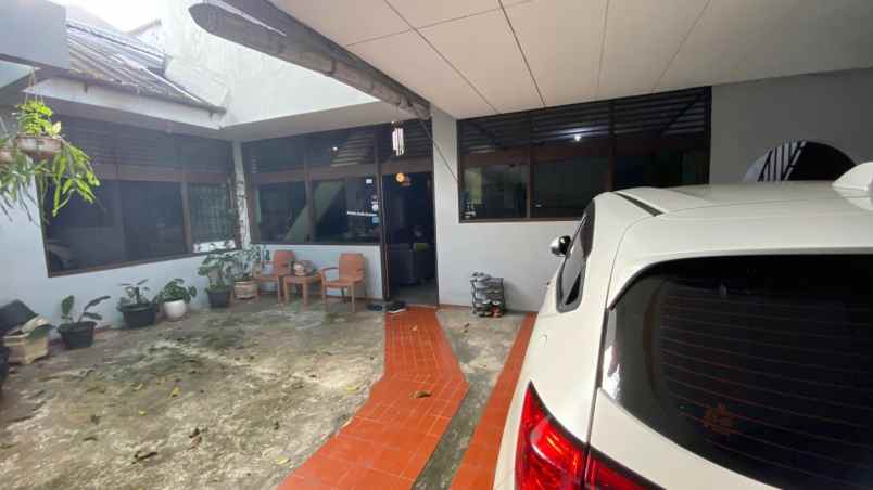 dijual rumah patal senayan
