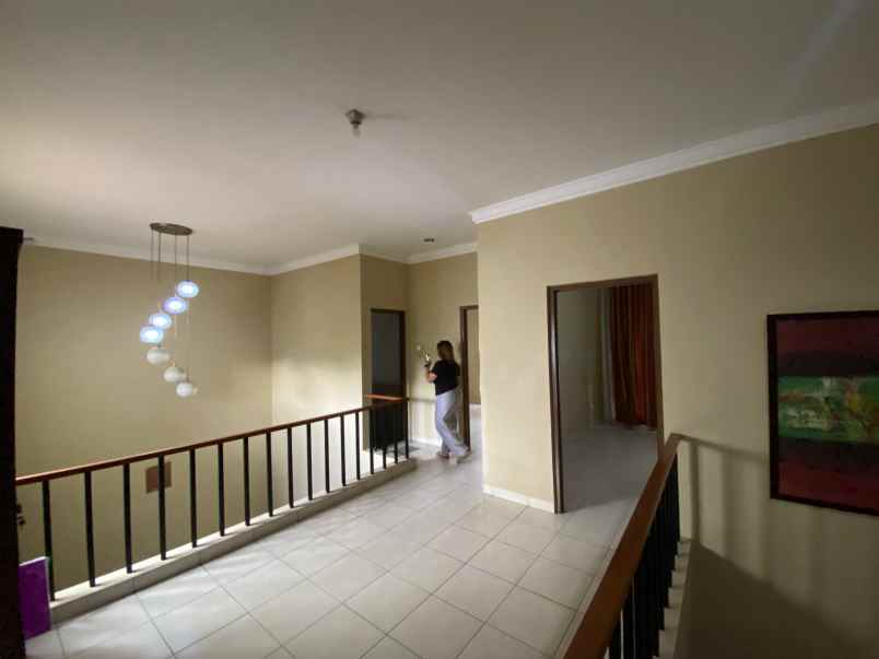 dijual rumah perumahan grand wisata