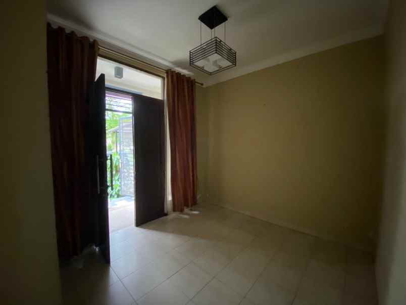 dijual rumah perumahan grand wisata