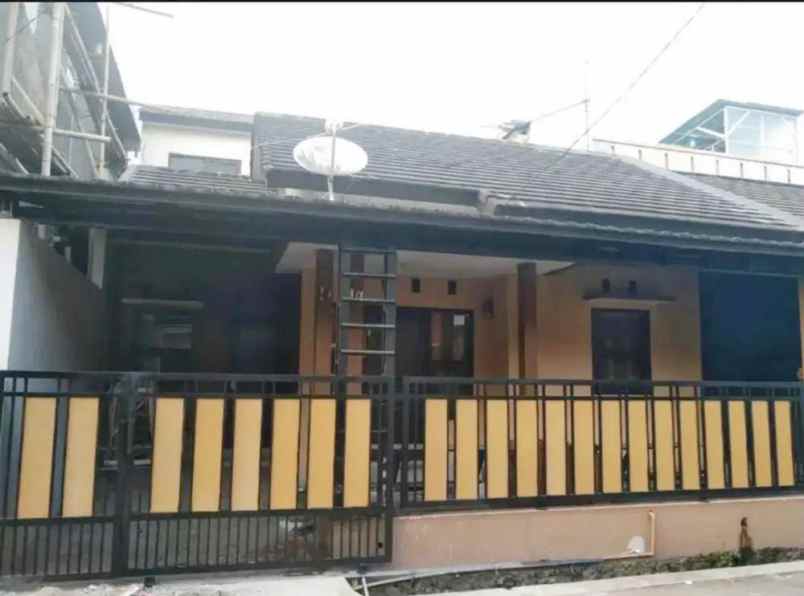 dijual rumah perumahan permata karisma