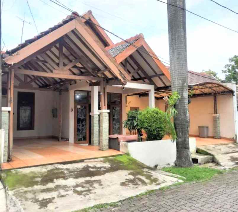 dijual rumah perumahan taman persada