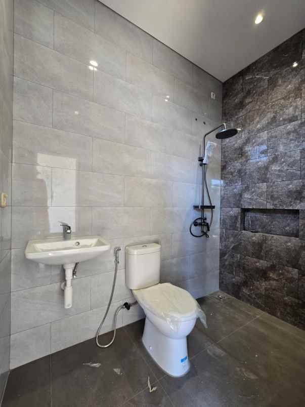 dijual rumah pulo asem rawamangun