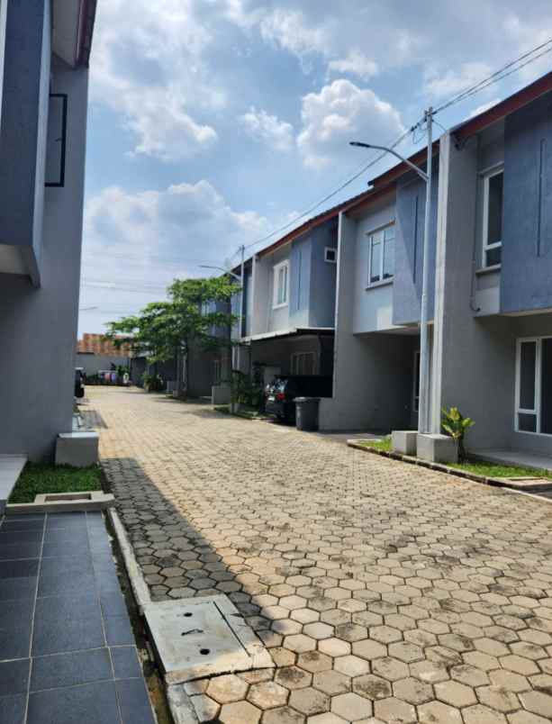 dijual rumah rangkapan jaya pancoran