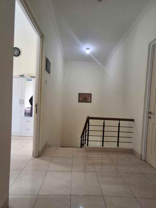 dijual rumah royal residence