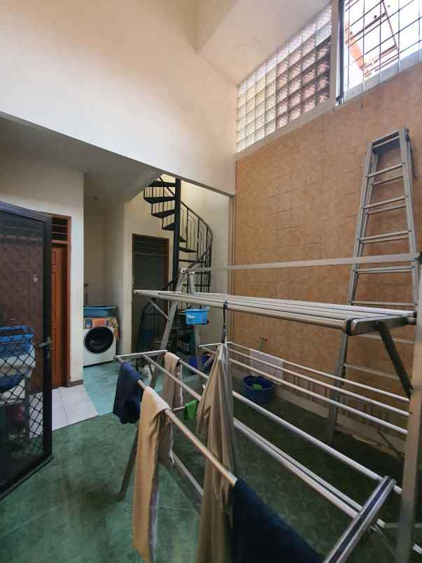 dijual rumah rumah 2 lantai jemursari