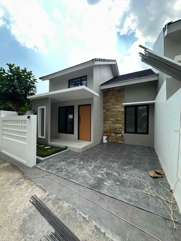 dijual rumah sidoluhur godean km 12