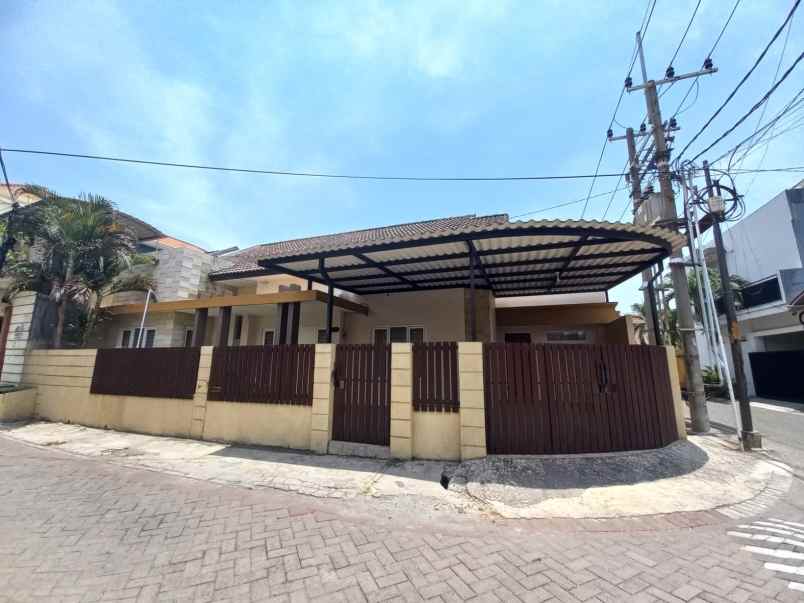 dijual rumah taman pondok indah