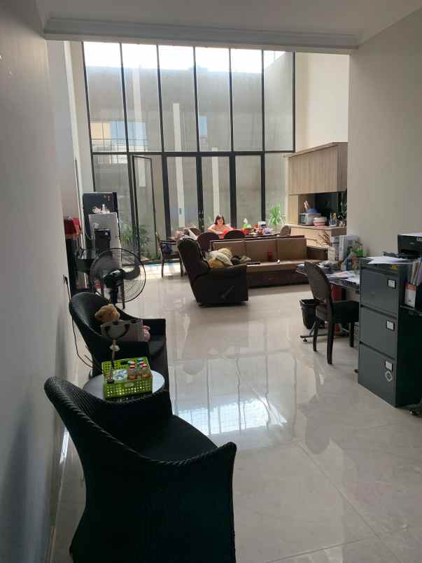 dijual rumah tenggilis