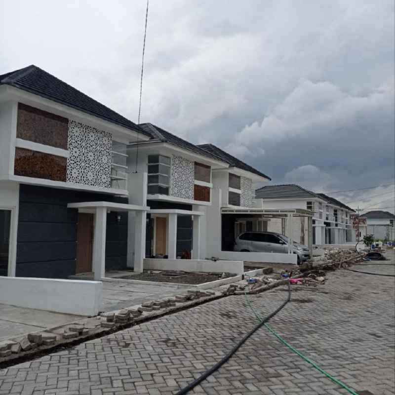 dijual rumah the oso