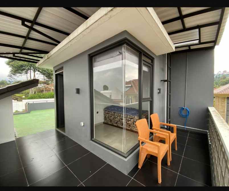 dijual rumah villa 2 lantai di lembang