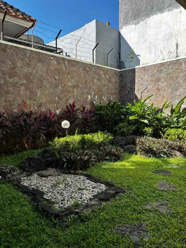 dijual rumah villa bukit indah