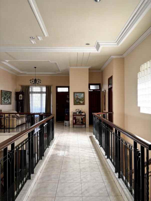 dijual rumah villa bukit indah