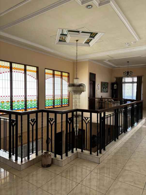 dijual rumah villa bukit indah