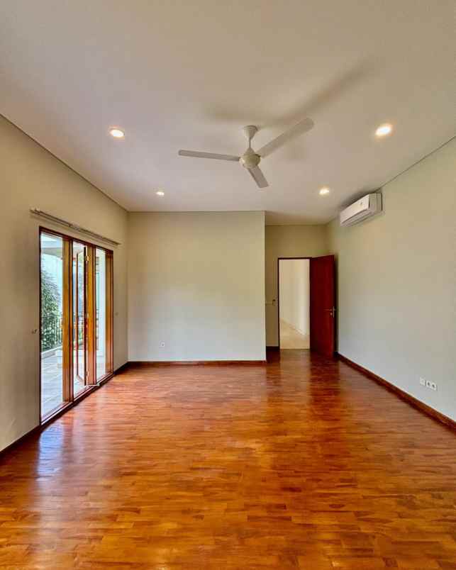 dijual rumah villa meruya jakbar