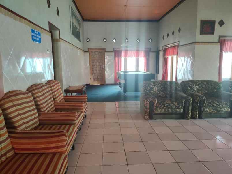 dijual villa di jalan bukit berbunga